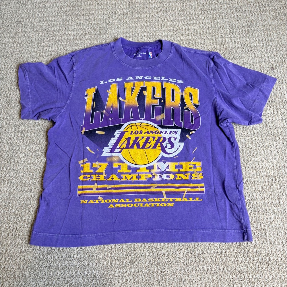 Abercrombie NBA Los Angeles Lakers 17 Time Champions Graphic T-Shirt Purple XS